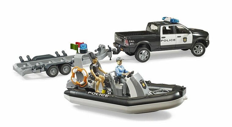 Bruder RAM 2500 politietruck met boot + trailer + 2 figuurtjes