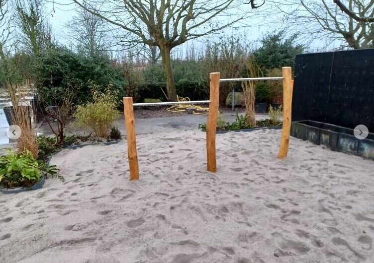 Duikelrek dubbel met RVS stangen en Robinia palen 240 cm hoog