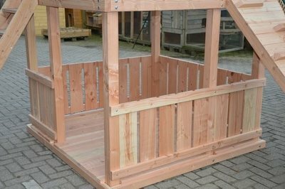 Speeltoestel douglashout met verhoogd speelhuis, glijbaan en klimwand