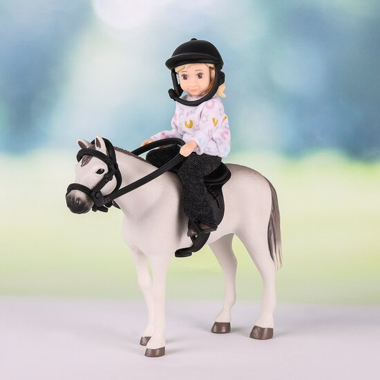 Lundby poppenhuispop met paard, rijhelm en zadel (schaal 1:18)