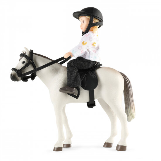 Lundby poppenhuispop met paard, rijhelm en zadel (schaal 1:18)
