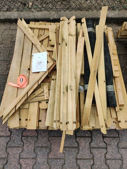 Houten speelhuisje 108x108x145cm met raam en luikjes (2e kans)