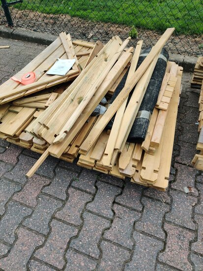 Houten speelhuisje 108x108x145cm met raam en luikjes (2e kans)