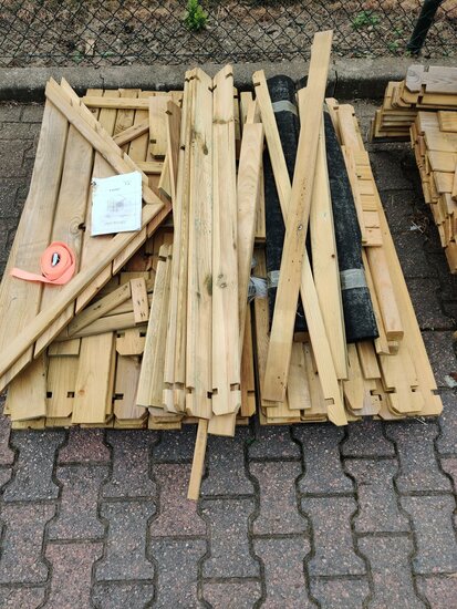 Houten speelhuisje 108x108x145cm met raam en luikjes (2e kans)