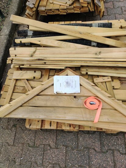 Houten speelhuisje 108x108x145cm met raam en luikjes (2e kans)