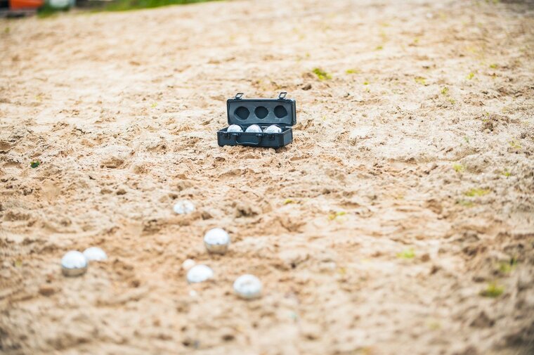 Jeu de boules set met 3 ballen zwarte aluminium kist