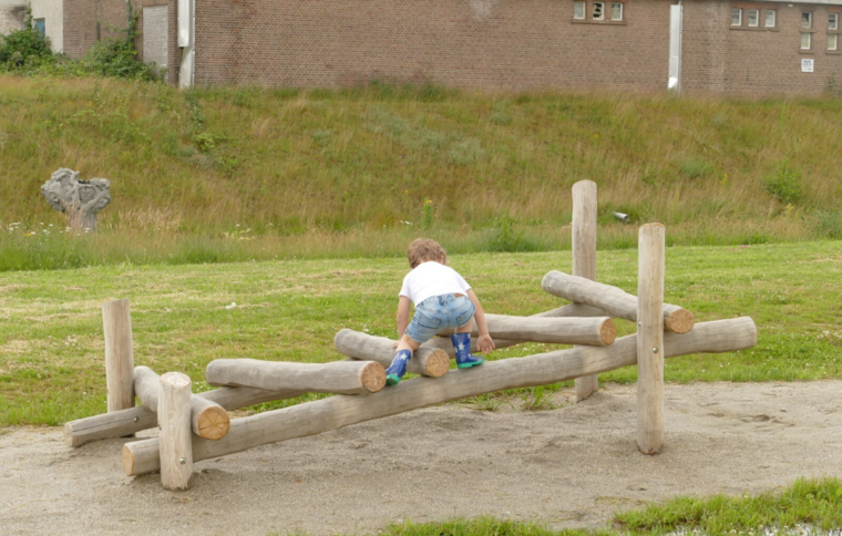 Robinia balkenbrug voor openbaar gebruik 200/300/400 cm (voorbeeld uitvoering)