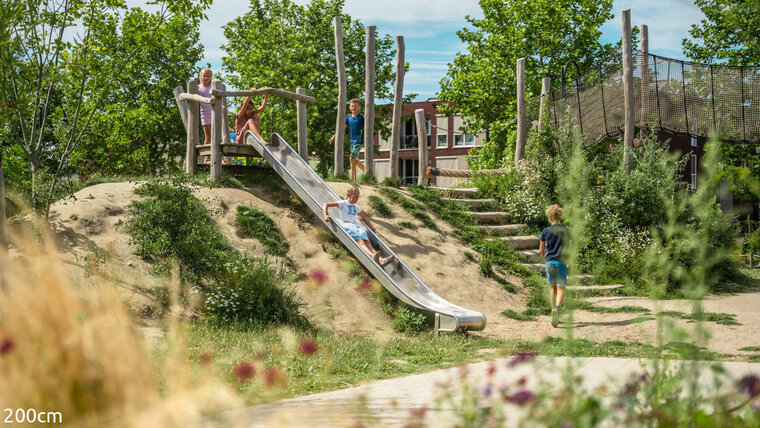 Robinia heuvelglijbaan met bordes voor openbaar gebruik 290cm x 150cm (voorbeeld uitvoering)