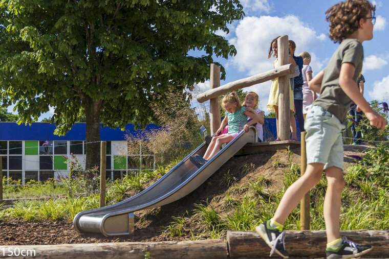 Robinia heuvelglijbaan met bordes voor openbaar gebruik 290cm x 150cm (voorbeeld uitvoering)