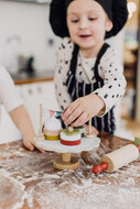 Houten gebakplateau met gebakjes