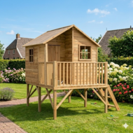 Houten speelhuis op poten Jinthe L met balkon en 3 ramen