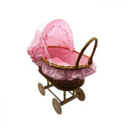Rieten poppenwagen Paola Reina met roze kap en houten wielen