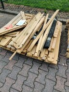Houten speelhuisje 108x108x145cm met raam en luikjes (2e kans)