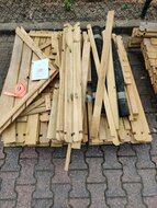 Houten speelhuisje 108x108x145cm met raam en luikjes (2e kans)