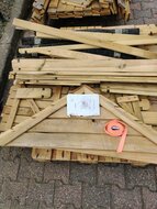 Houten speelhuisje 108x108x145cm met raam en luikjes (2e kans)