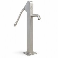 Robinia  Waterpomp leidingwater RVS voor openbaar gebruik 106cm x 23,5cm - witte achtergrond