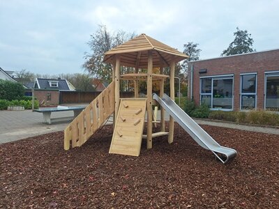 Robinia Zeskanttoren met dak